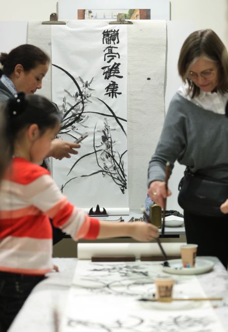 (miniature) Des visiteurs s'essayent à la calligraphie chinoise lors du salon culturel Lanting qui s'est tenu au Centre culturel chinois à Bruxelles