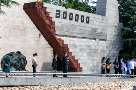 (miniature) Des visiteurs rendent un hommage silencieux au mémorial des victimes du massacre de Nanjing perpétré par les envahisseurs japonais