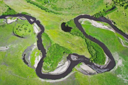 (miniature) Photo aérienne d'une rivière traversant la prairie d'Ulan Mod