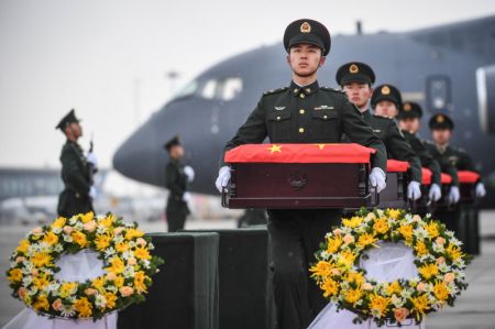 (miniature) Des soldats escortent des cercueils contenant des dépouilles de martyrs des Volontaires du peuple chinois (VPC) à l'Aéroport international de Taoxian