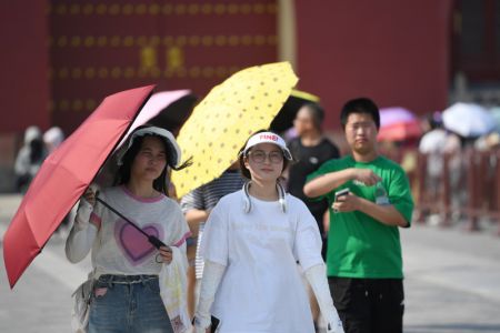 (miniature) Des touristes tiennent des parasols pour se protéger du soleil au parc du Temple du ciel
