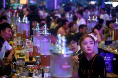 (miniature) Des visiteurs regardent un spectacle lors du 30e Festival international de la bière de Qingdao