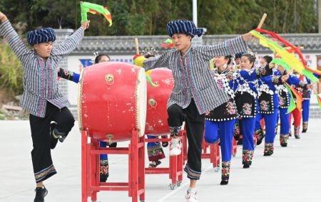 (miniature) Des membres du groupe ethnique Miao pratiquent une danse folklorique dans le village de Matang du district autonome Miao de Songtao