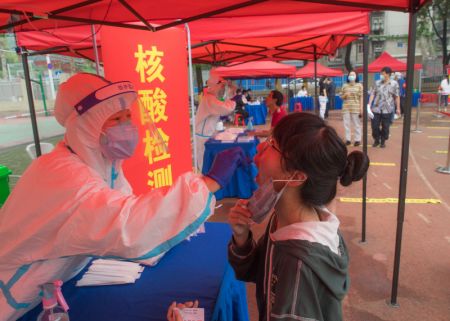 (miniature) Une habitante passe le test d'amplification des acides nucléiques dans un point de test à Wuhan