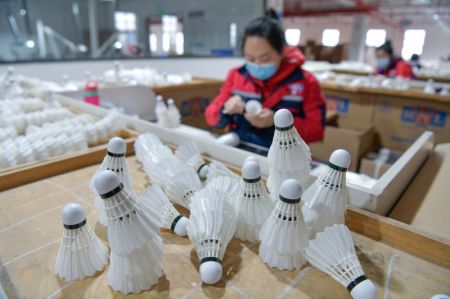 (miniature) Une ouvrière vérifie le produit fini dans une entreprise de fabrication de volants de badminton du district de Jinping