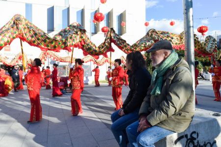 (miniature) Des gens regardent une danse du dragon au cours des célébrations du Nouvel An chinois à Madrid