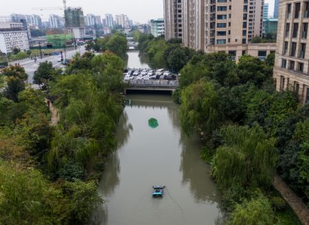 (miniature) La photo aérienne montre un bateau de patrouille autonome sur une rivière à Hangzhou