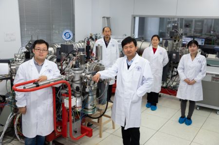 (miniature) Une équipe de recherche de l'Institut de géologie et de géophysique (IGG) de l'Académie des sciences de Chine (ASC) pose pour une photo à Beijing