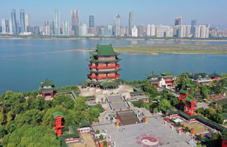 (miniature) Le site panoramique du pavillon Tengwang