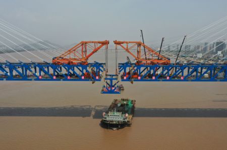 (miniature) Le dernier élément en acier du tablier est hissé sur le chantier de construction du grand pont de Jiaojiang