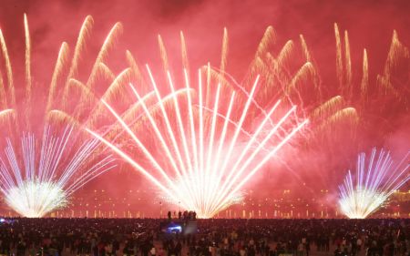 (miniature) Des gens regardent un spectacle de feux d'artifice lors des célébrations du Nouvel An chinois sur une place du Centre sportif olympique de Xi'an