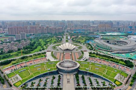 (miniature) Photo aérienne prise le 27 juillet 2021 montrant une vue urbaine de la ville de Tangshan