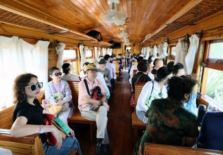 (miniature) Des gens profitent d'un voyage en train touristique sur la ligne ferroviaire touristique à Jianshui