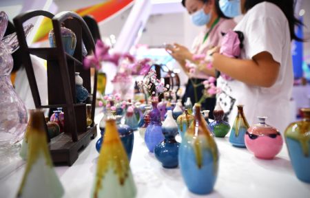 (miniature) Des vases fabriqués en Chine présentés à l'Exposition internationale des produits de consommation à Haikou