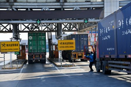 (miniature) Photo d'un camion de livraison de conteneurs à l'entrée de la zone de démonstration de la coopération économique et commerciale locale Chine-OCS (Organisation de coopération de Shanghai) à Qingdao