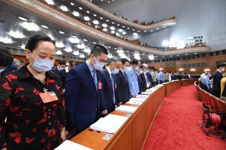 (miniature) Les participants à la réunion inaugurale de la session annuelle de l'organe législatif national de la Chine observent un moment de silence en hommage aux martyrs qui sont décédés dans la lutte contre le COVID-19 et aux compatriotes qui ont perdu leur vie dans l'épidémie