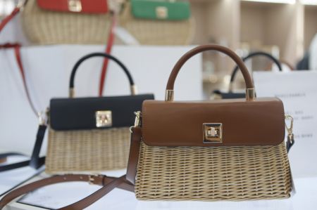 (miniature) Des sacs faits à la main présentés lors de la première Exposition internationale des produits de consommation de Chine
