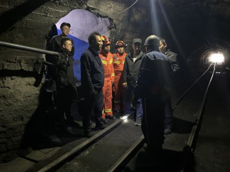 (miniature) Des sauveteurs discutent des plans de sauvetage dans une mine de charbon dans la préfecture autonome tibétaine de Haibei