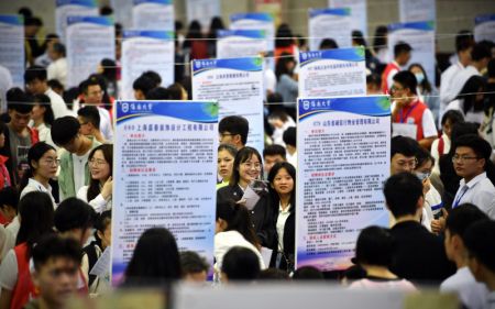 (miniature) Des demandeurs d'emploi participent à un salon de l'emploi à Haikou