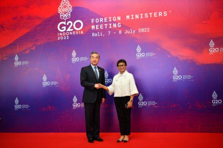 (miniature) Le conseiller d'Etat et ministre chinois des Affaires étrangères Wang Yi (à gauche) serre la main de son homologue indonésienne Retno Malsudi avant la réunion des chefs de la diplomatie du G20 à Bali