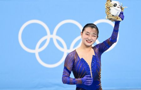 (miniature) La médaillée de bronze Sakamoto Kaori du Japon lors de la cérémonie des fleurs après le programme libre du patinage artistique individuel femmes des Jeux olympiques d'hiver de Beijing 2022