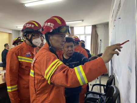 (miniature) Des sauveteurs discutent des plans de sauvetage dans une mine de charbon dans la préfecture autonome tibétaine de Haibei