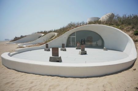 (miniature) Photo prise le 10 mai 2020 du musée d'art des dunes UCCA dans le nouvel arrondissement de Beidaihe à Qinhuangdao