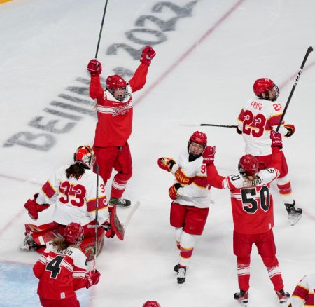 (miniature) Des athlètes danoises célèbrent un but marqué lors d'un match du groupe B du tour préliminaire de hockey sur glace féminin entre la Chine et le Danemark au centre sportif de Wukesong à Beijing