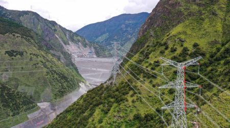 (miniature) Photo aérienne des lignes de transport d'électricité de la centrale hydroélectrique de Lianghekou