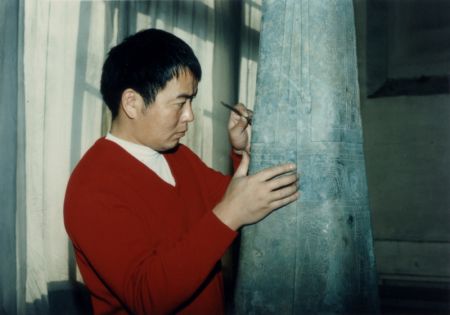 (miniature) Cette photo prise en 1997 montre Guo Hanzhong en train de nettoyer une statue en bronze