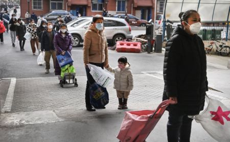 (miniature) Des habitants font la queue pour recevoir des produits de première nécessité offerts par des gens généreux aux habitants de Xi'an