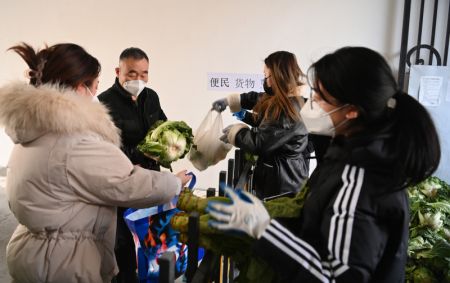 (miniature) Des travailleurs de quartier envoient des légumes offerts par des gens généreux aux habitants de Xi'an