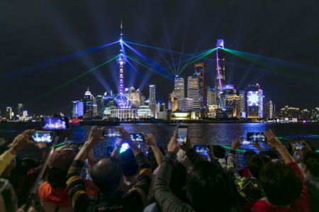 (miniature) Des gens admirent un spectacle de lumière sur le Bund à Shanghai