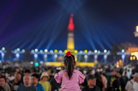 (miniature) Des visiteurs assistent à un spectacle de lumière organisé sur une place à Harbin