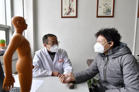 (miniature) Le médecin Liu Huafeng (à gauche) prend le pouls d'une patiente à l'hôpital de médecine traditionnelle chinoise de l'arrondissement de Fengnan