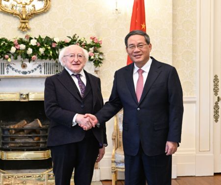 (miniature) Le Premier ministre chinois Li Qiang rencontre le président irlandais Michael Higgins à Aras an Uachtarain
