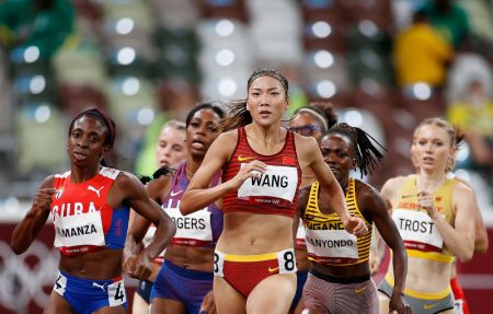 (miniature) La Chinoise Wang Chunyu (au front) lors de la demi-finale du 800m féminin aux Jeux olympiques de Tokyo 2020