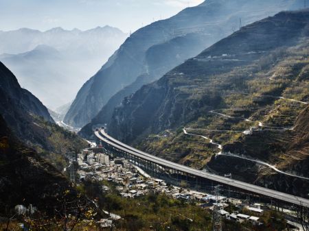 (miniature) Une photo aérienne prise le 9 décembre 2019 montrant le pont de Keku sur l'autoroute Wenchuan-Maerkang