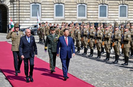 (miniature) Le président chinois Xi Jinping et son homologue Tamas Sulyok inspectent la garde d'honneur à Budapest
