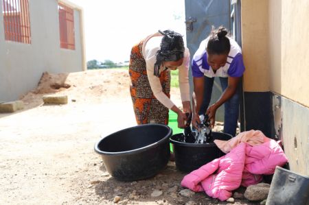 (miniature) Des habitantes d'Arusha lavent leur linge avec de l'eau fournie par le nouveau projet d'approvisionnement en eau d'Arusha entrepris par Power Construction Corporation of China (PowerChina)