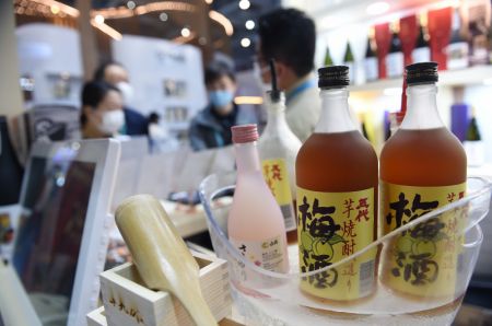 (miniature) Des bouteilles de vin de prune du Japon dans la zone d'exposition des produits alimentaires et agricoles lors de la 3e édition de l'Exposition internationale d'importation de la Chine (CIIE) à Shanghai
