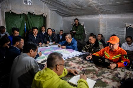 (miniature) Des secouristes participent à une réunion à Yangbi