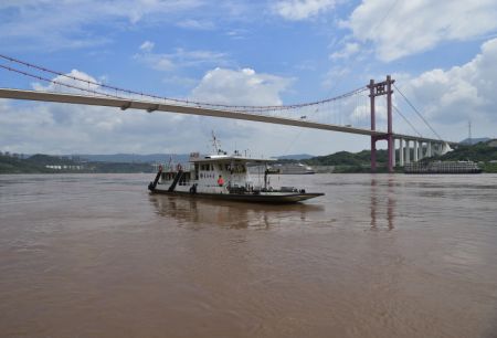 (miniature) Des membres du dispositif d'urgence patrouillent le long du fleuve Yangtsé