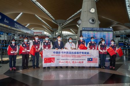 (miniature) Des membres d'une équipe médicale chinoise anti-COVID-19 envoyée en Malaisie posent une photo avec l'ambassadeur chinois en Malaisie