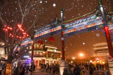 (miniature) Des touristes visitent la rue Qianmen sous la neige