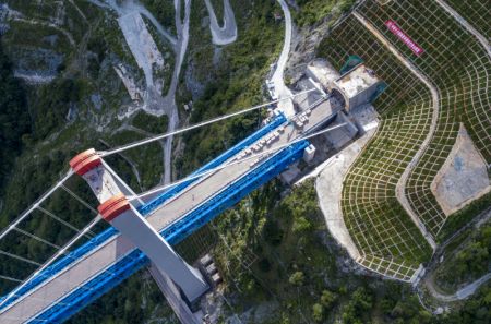 (miniature) Photo aérienne prise le 26 juillet 2022 montrant le grand pont de la rivière Jinsha au niveau de sa jonction avec l'entrée du tunnel du mont enneigé Haba sur la ligne du chemin de fer Lijiang-Shangri-La dans la province du Yunnan (sud-ouest)