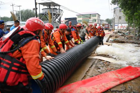 (miniature) Des sauveteurs procèdent à des opérations de pompage dans le bourg de Diaowo à Zhuozhou
