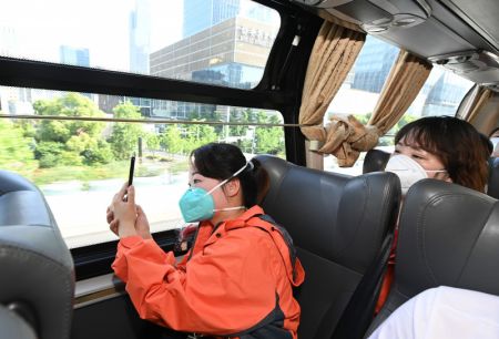 (miniature) Les membres de l'équipe de soutien aux tests d'acide nucléique se dirigent vers l'aéroport par bus à Shanghai le 14 mai 2022