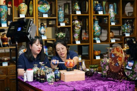 (miniature) Des employées font la promotion d'objets d'artisanat en cloisonné par livestreaming dans la société Beijing Enarnel Factory Co
