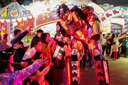 (miniature) Des touristes célèbrent le Nouvel An à venir au parc d'attractions Guangzhou Chimelong